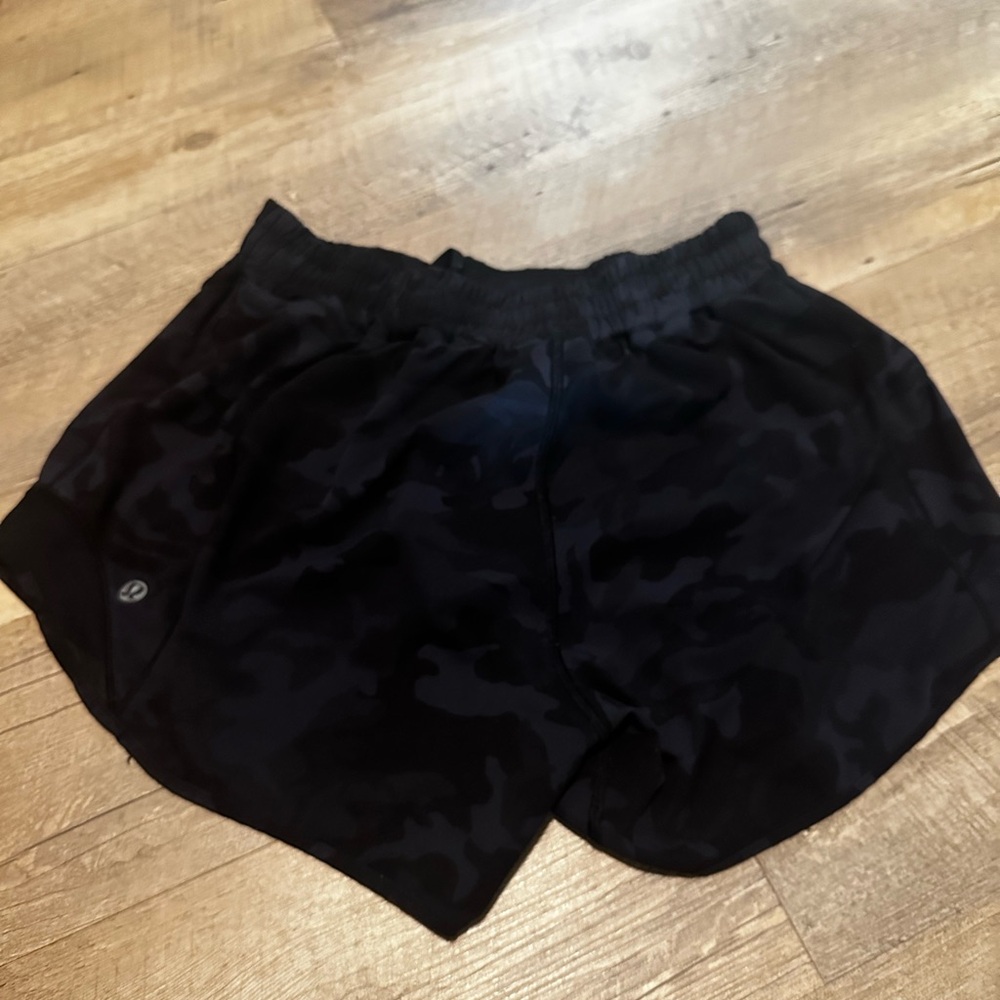 Black camo hotty hot 4in lululemon shorts